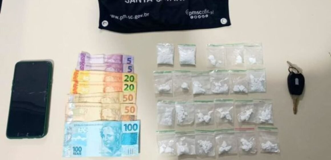 Entregador de drogas tenta despistar polícia a pé, mas acaba preso no bairro Vila Esperança Entregador de drogas tenta despistar polícia a pé, mas acaba preso no bairro Vila Esperança