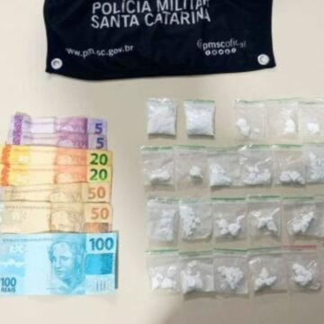 Entregador de drogas tenta despistar polícia a pé, mas acaba preso no bairro Vila Esperança Entregador de drogas tenta despistar polícia a pé, mas acaba preso no bairro Vila Esperança