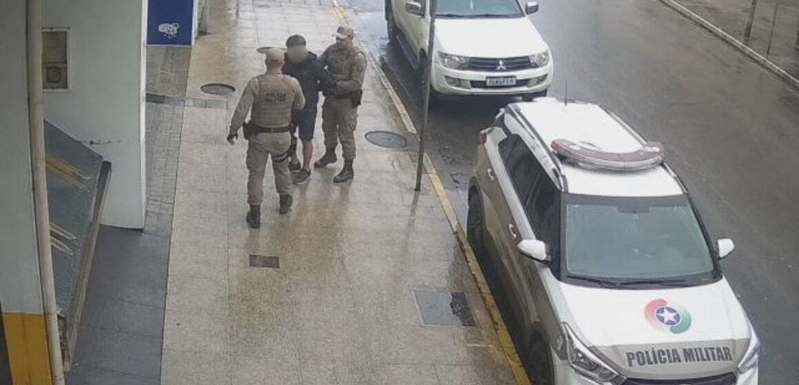 Norte-americano é preso após tentar roubar pedestres e oferecer dinheiro a policiais em Imbituba Norte-americano é preso após tentar roubar pedestres e oferecer dinheiro a policiais em Imbituba