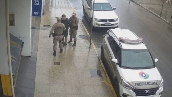 Norte-americano é preso após tentar roubar pedestres e oferecer dinheiro a policiais em Imbituba