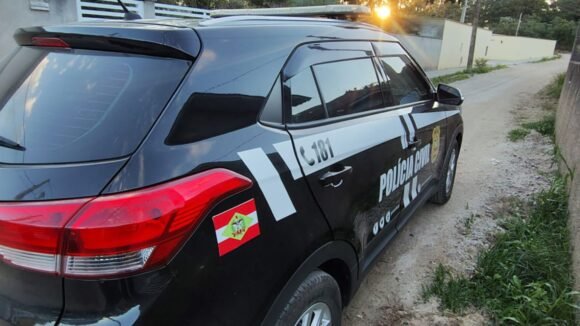 Homem com histórico no tráfico é preso após perseguição pelas ruas de Laguna