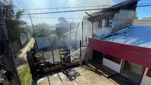 Incêndio atinge quatro apartamentos e mobiliza bombeiros em Imbituba