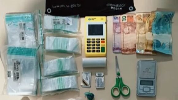 PM apreende cocaína, crack e dezenas de celulares durante operação em Tubarão
