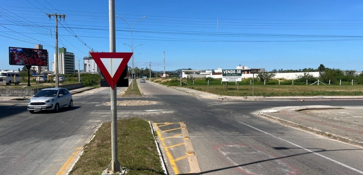 Rotatória da Pedro Zapelini passa por obras de ampliação para tentar reduzir acidentes