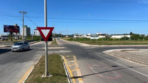 Rotatória da Pedro Zapelini passa por obras de ampliação para tentar reduzir acidentes