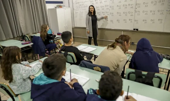 Senado aprova piso salarial de R$ 5.130 para professores em 2026