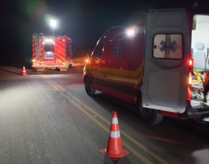 Motorista fica preso no carro após sair da pista e cair em vala em São Martinho Motorista fica preso no carro após sair da pista e cair em vala em São Martinho