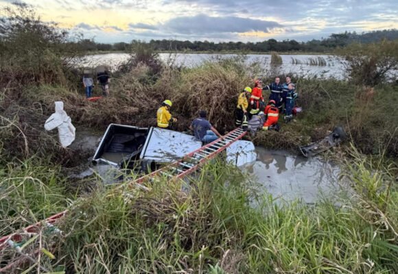 Capotamento deixa dois homens feridos às margens da BR-101 em Sangão