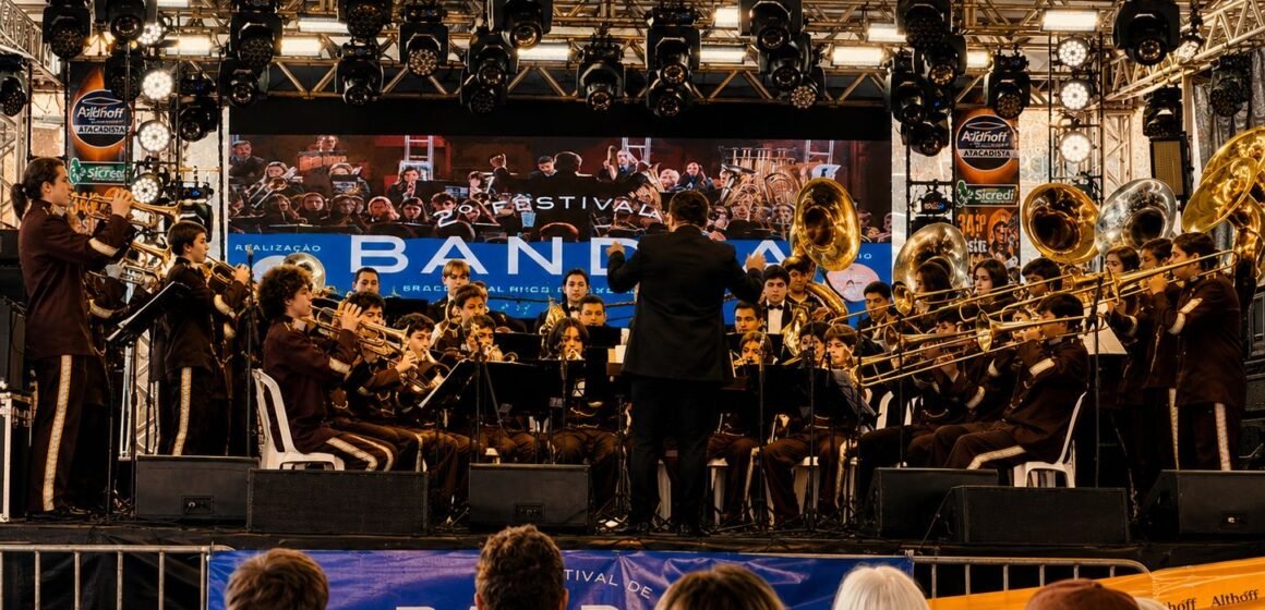 Colégio Dehon participa de Festival de Bandas em Laguna Colégio Dehon participa de Festival de Bandas em Laguna