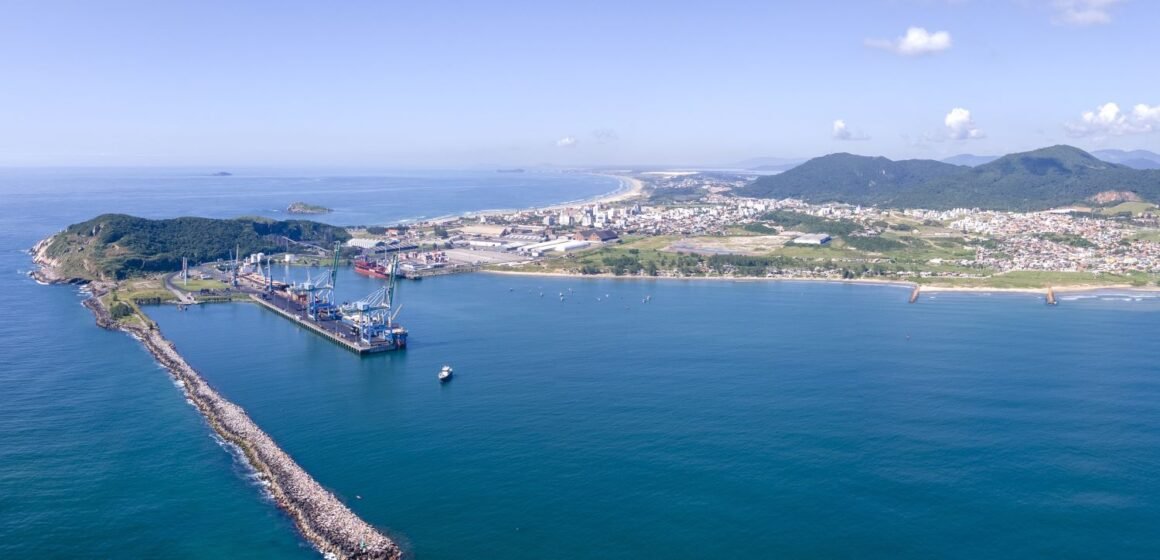 Porto de Imbituba renova certificação internacional de segurança e segue entre os oito portos públicos reconhecidos no país Porto de Imbituba renova certificação internacional de segurança e segue entre os oito portos públicos reconhecidos no país