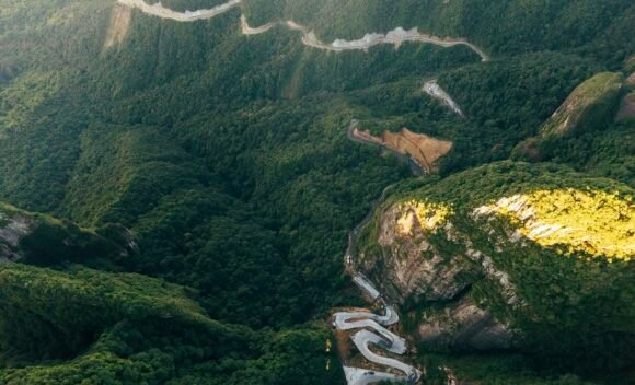 Serra do Corvo Branco deve ter tráfego retomado em julho após avanço das obras de pavimentação