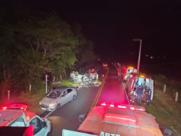 Acidente entre dois carros deixa quatro feridos e criança de 13 anos sofre parada cardíaca em Tubarão