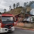Casa mista fica completamente destruída pelo fogo em bairro de São Ludgero