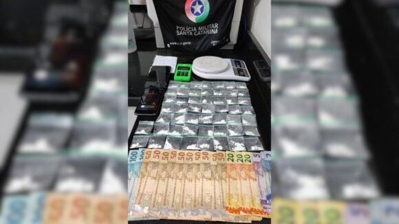 Homem é preso com 51 porções de cocaína escondidas em casa e usava moto para entregar drogas em Braço do Norte