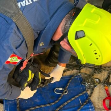 Trabalhador cai de 6 metros dentro de empresa em Capivari de Baixo e é resgatado pelos bombeiros
