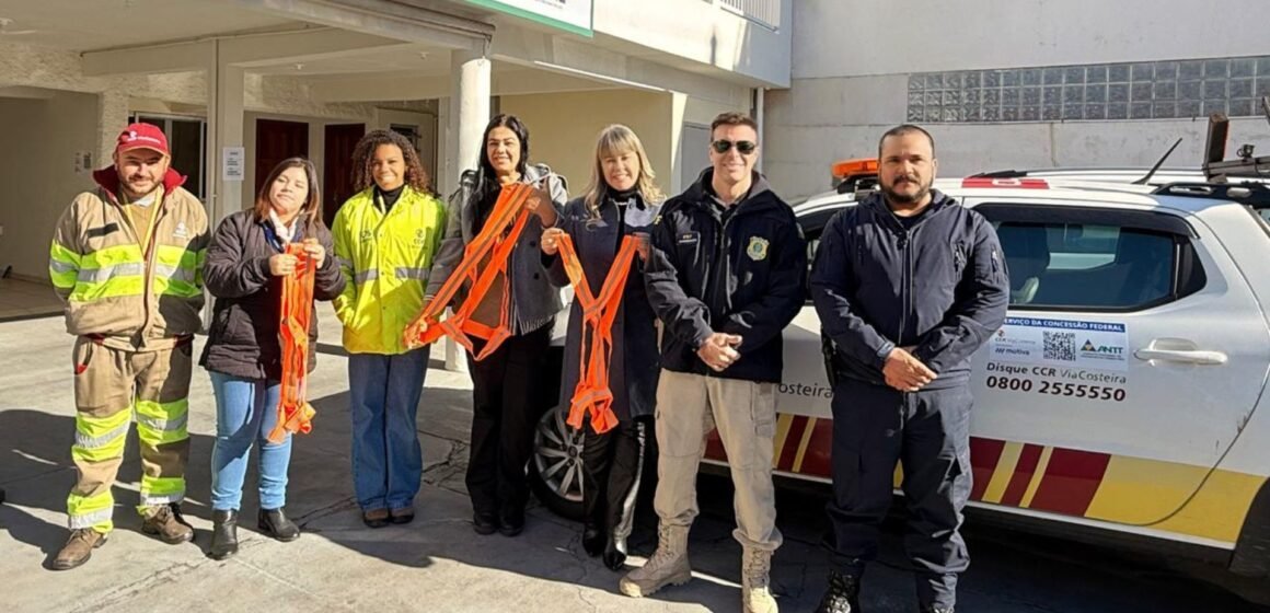 CCR e PRF entregam coletes refletivos para proteger pessoas em situação de rua na BR-101 em Tubarão CCR e PRF entregam coletes refletivos para proteger pessoas em situação de rua na BR-101 em Tubarão