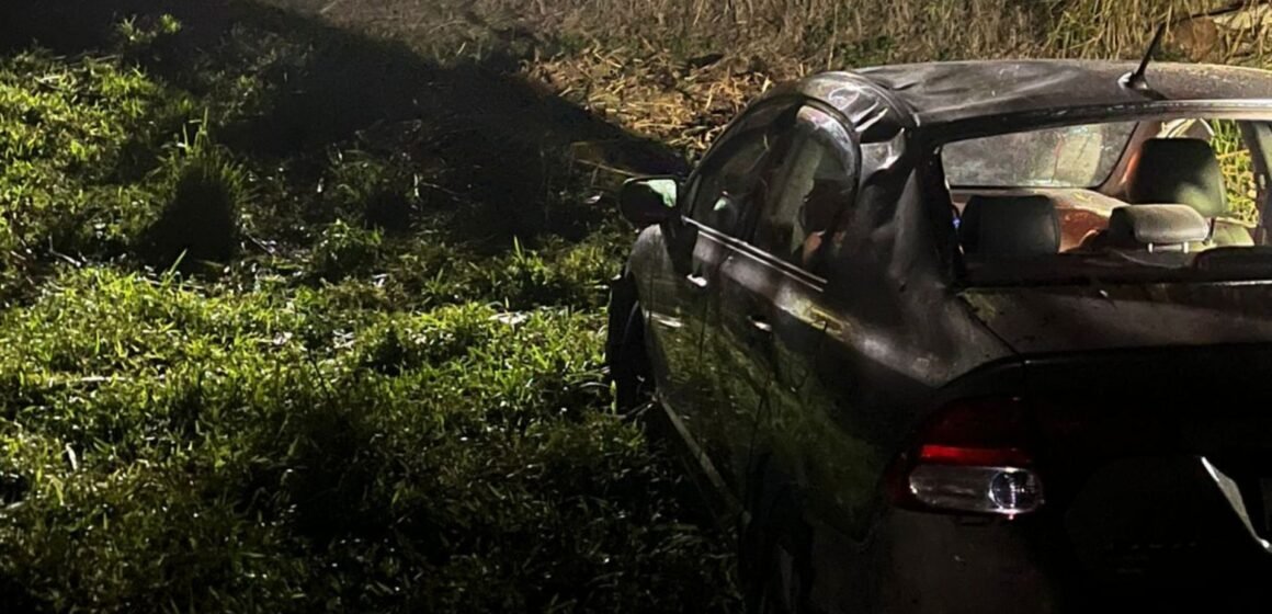 Idoso é ejetado de carro após capotar em barranco na SC-435 em Armazém Idoso é ejetado de carro após capotar em barranco na SC-435 em Armazém