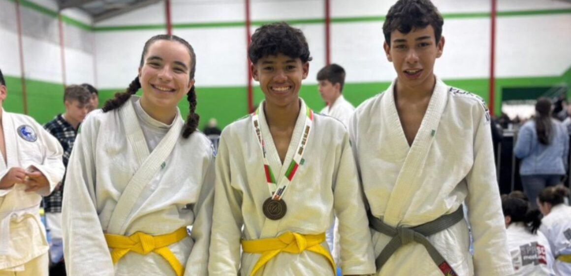 Judocas de Tubarão conquistam bronze nos Jogos Escolares de SC e técnico estreia no comando da equipe Judocas de Tubarão conquistam bronze nos Jogos Escolares de SC e técnico estreia no comando da equipe