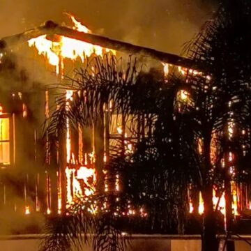 Casa de madeira pega fogo à noite em Garopaba e difícil acesso complica combate às chamas