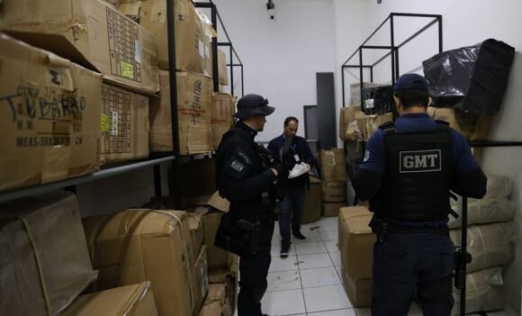 Fiscalização apreende mais de mil produtos falsificados em estabelecimento no Centro de Tubarão
