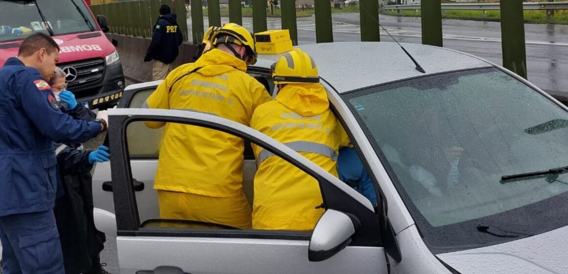 Acidente na BR-101 deixa duas pessoas feridas e provoca congestionamento em Tubarão Acidente na BR-101 deixa duas pessoas feridas e provoca congestionamento em Tubarão
