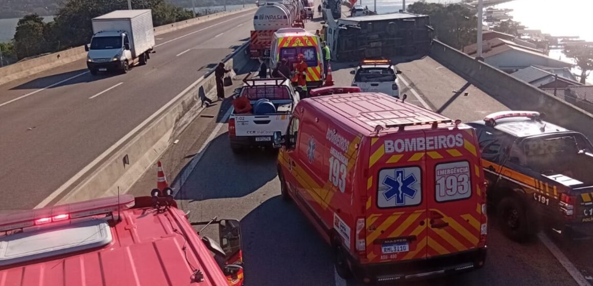 Engavetamento envolvendo cinco veículos deixa duas pessoas feridas na Ponte Anita Garibaldi Engavetamento envolvendo cinco veículos deixa duas pessoas feridas na Ponte Anita Garibaldi