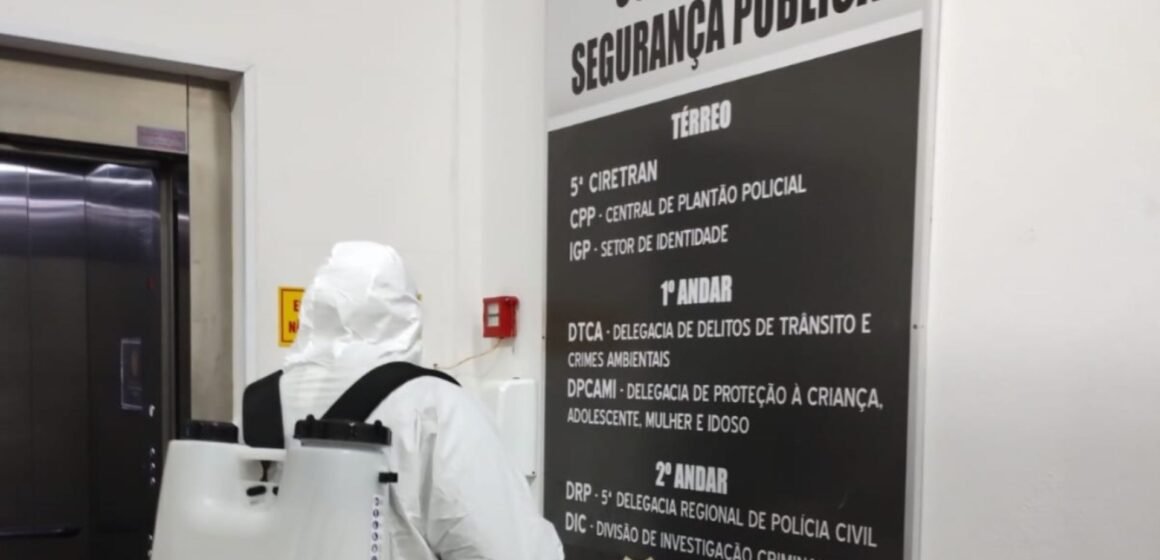 Secretaria de Saúde aplica inseticida de longa duração em prédios públicos de Tubarão no combate à dengue Secretaria de Saúde aplica inseticida de longa duração em prédios públicos de Tubarão no combate à dengue