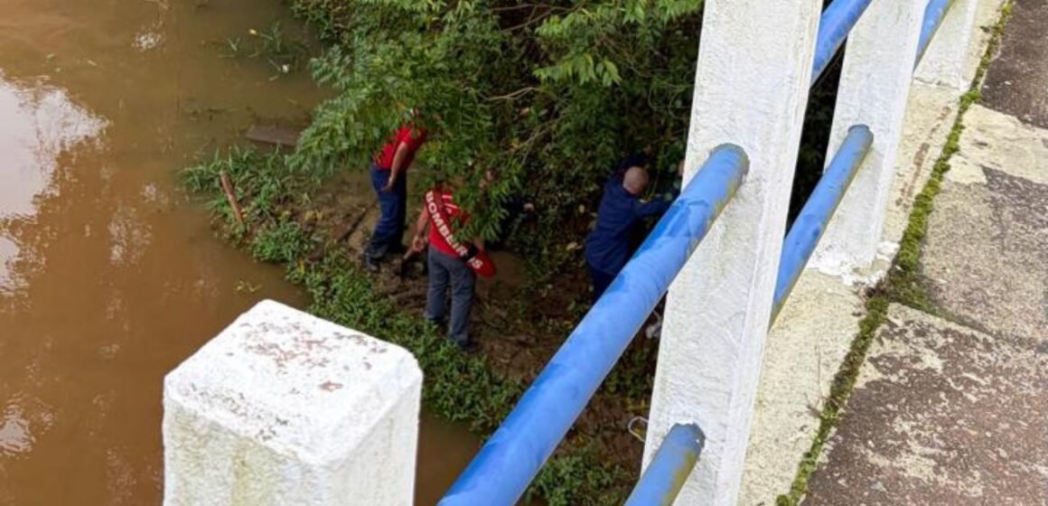 Homem de 64 anos é resgatado às margens de rio em Capivari de Baixo Homem de 64 anos é resgatado às margens de rio em Capivari de Baixo