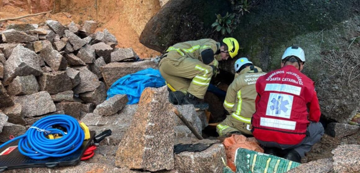Adolescente de 16 anos morre após ser atingido por pedra em pedreira de Treze de Maio Adolescente de 16 anos morre após ser atingido por pedra em pedreira de Treze de Maio