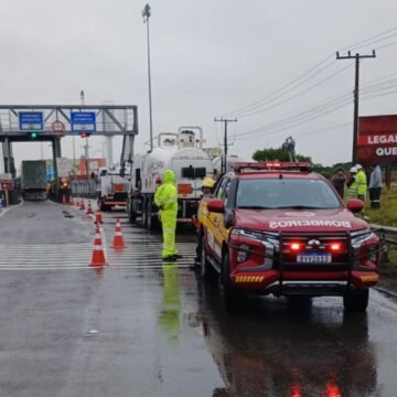 Caminhão carregado de nitrato de amônio sai da pista e mobiliza operação na BR-101 em Laguna Caminhão carregado de nitrato de amônio sai da pista e mobiliza operação na BR-101 em Laguna