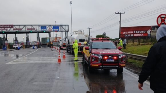 Caminhão carregado de nitrato de amônio sai da pista e mobiliza operação na BR-101 em Laguna