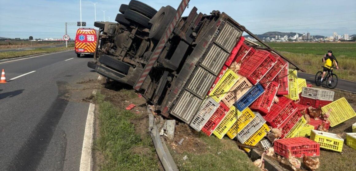 Caminhão carregado de frangos tomba na Rodovia Ivane Fretta em Tubarão e deixa dois feridos Caminhão carregado de frangos tomba na Rodovia Ivane Fretta em Tubarão e deixa dois feridos