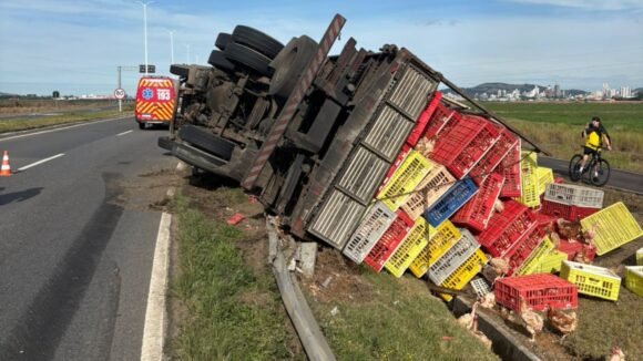 Caminhão carregado de frangos tomba na Rodovia Ivane Fretta em Tubarão e deixa dois feridos