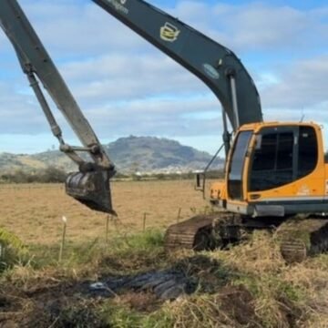 Defesa Civil realiza limpeza de valas e córregos no bairro Congonhas, em Tubarão Defesa Civil realiza limpeza de valas e córregos no bairro Congonhas, em Tubarão