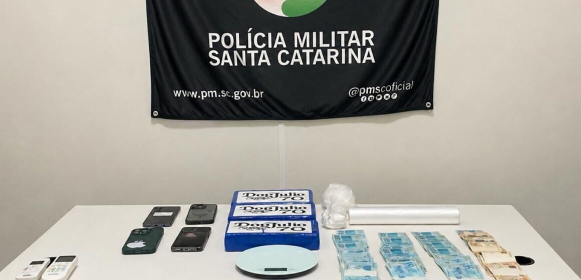 Cão farejador ajuda a apreender mais de 3 kg de cocaína em duas operações contra o tráfico em Tubarão