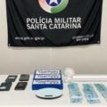 Cão farejador ajuda a apreender mais de 3 kg de cocaína em duas operações contra o tráfico em Tubarão