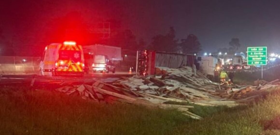 Motorista de 78 anos morre após carreta tombar na BR-101 em Tubarão Motorista de 78 anos morre após carreta tombar na BR-101 em Tubarão