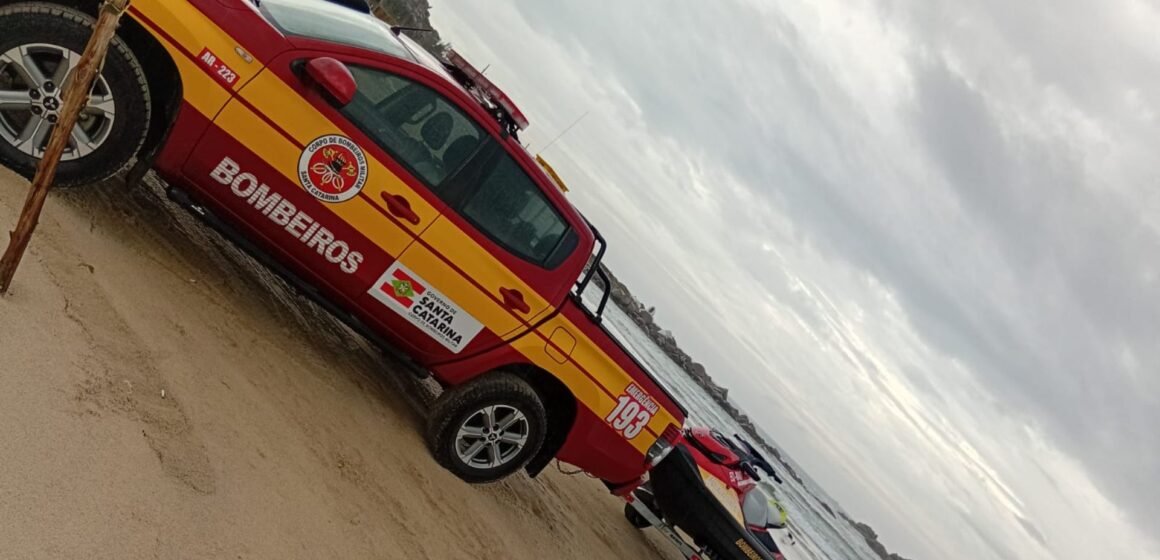 Homem morre afogado após cair no mar enquanto pescava no costão da Praia do Farol em Laguna Homem morre afogado após cair no mar enquanto pescava no costão da Praia do Farol em Laguna