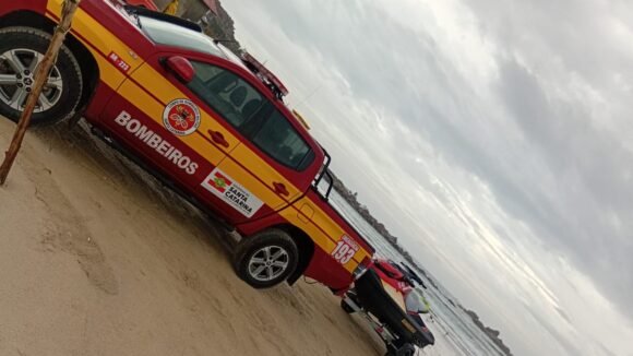 Homem morre afogado após cair no mar enquanto pescava no costão da Praia do Farol em Laguna