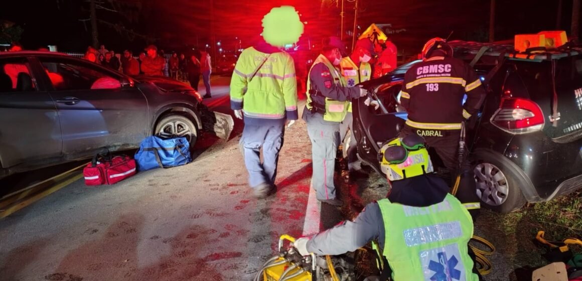 Colisão frontal entre dois carros deixa feridos na SC-437 em Imaruí; motorista de um dos veículos fugiu do local Colisão frontal entre dois carros deixa feridos na SC-437 em Imaruí; motorista de um dos veículos fugiu do local