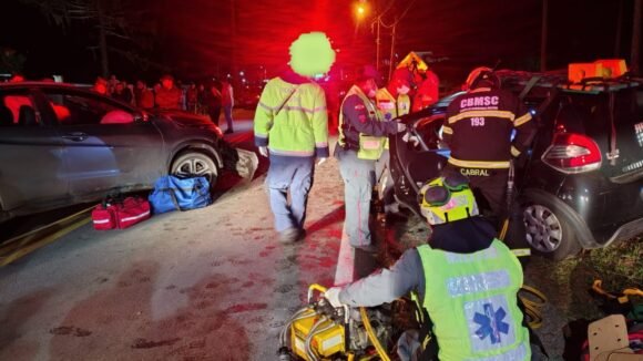 Colisão frontal entre dois carros deixa feridos na SC-437 em Imaruí; motorista de um dos veículos fugiu do local