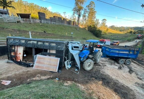 Falha nos freios provoca acidente entre caminhão e trator em Tubarão