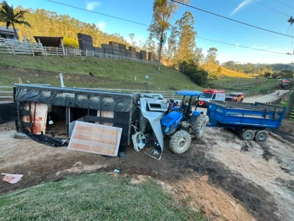 Falha nos freios provoca acidente entre caminhão e trator em Tubarão