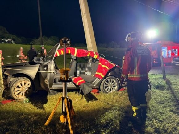 Mulher morre após carro cair de barranco na SC-436, em Laguna