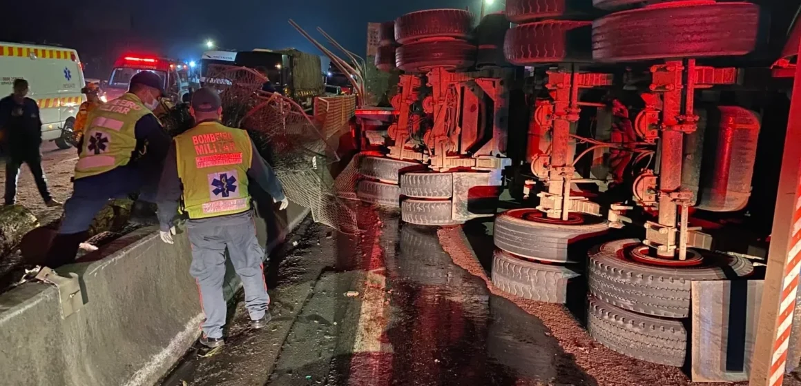 Queda de carga de madeira provoca bloqueio e congestionamento na BR-101, em Sangão Queda de carga de madeira provoca bloqueio e congestionamento na BR-101, em Sangão