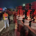 Queda de carga de madeira provoca bloqueio e congestionamento na BR-101, em Sangão