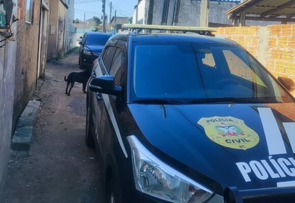 Homem é preso com mais de meio quilo de maconha e R$ 10 mil em Laguna
