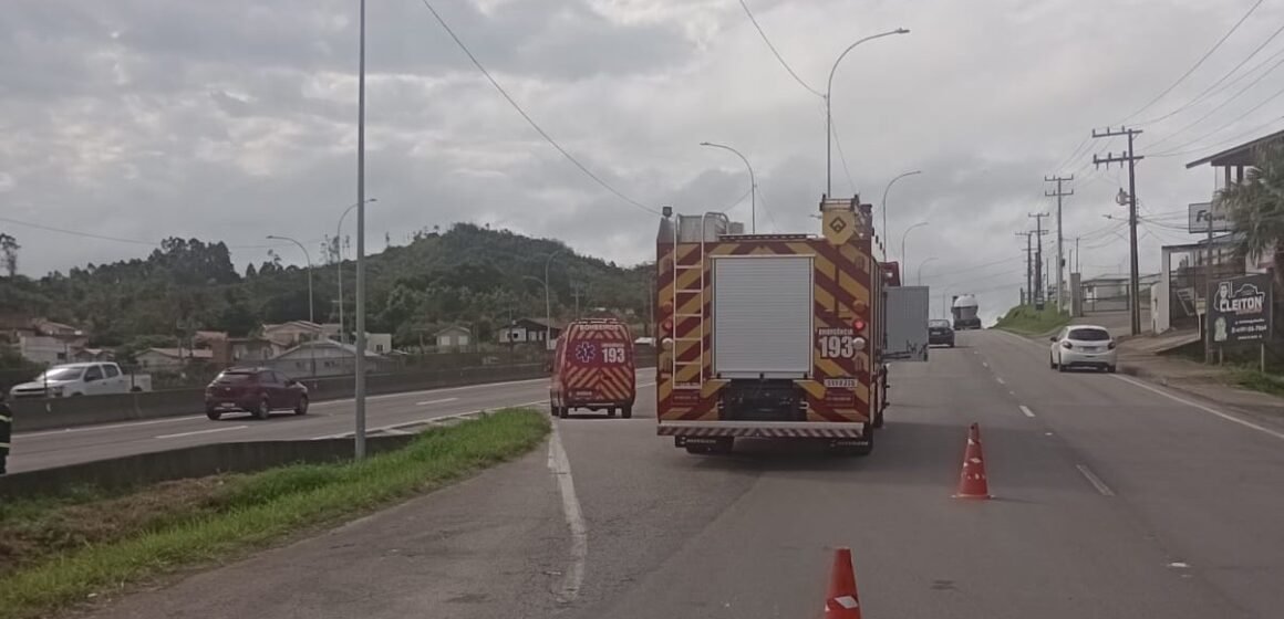 Motociclista fica ferida após bater em guard-rail em Capivari de Baixo Motociclista fica ferida após bater em guard-rail em Capivari de Baixo