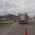 Motociclista fica ferida após bater em guard-rail em Capivari de Baixo