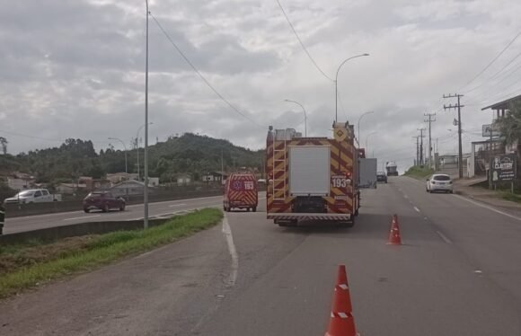 Motociclista fica ferida após bater em guard-rail em Capivari de Baixo